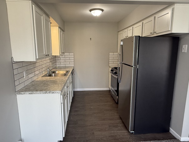 2 Bedroom Apartment with new kitchen, appliance flooring and paint!