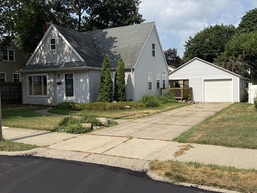 2119 Riverside Dr N.E. Grand Rapids, MI 49505